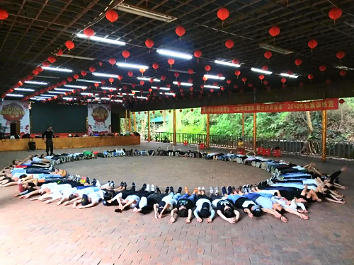 公司集体团建.jpg