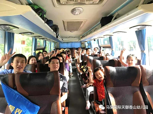 车上合照.jpg